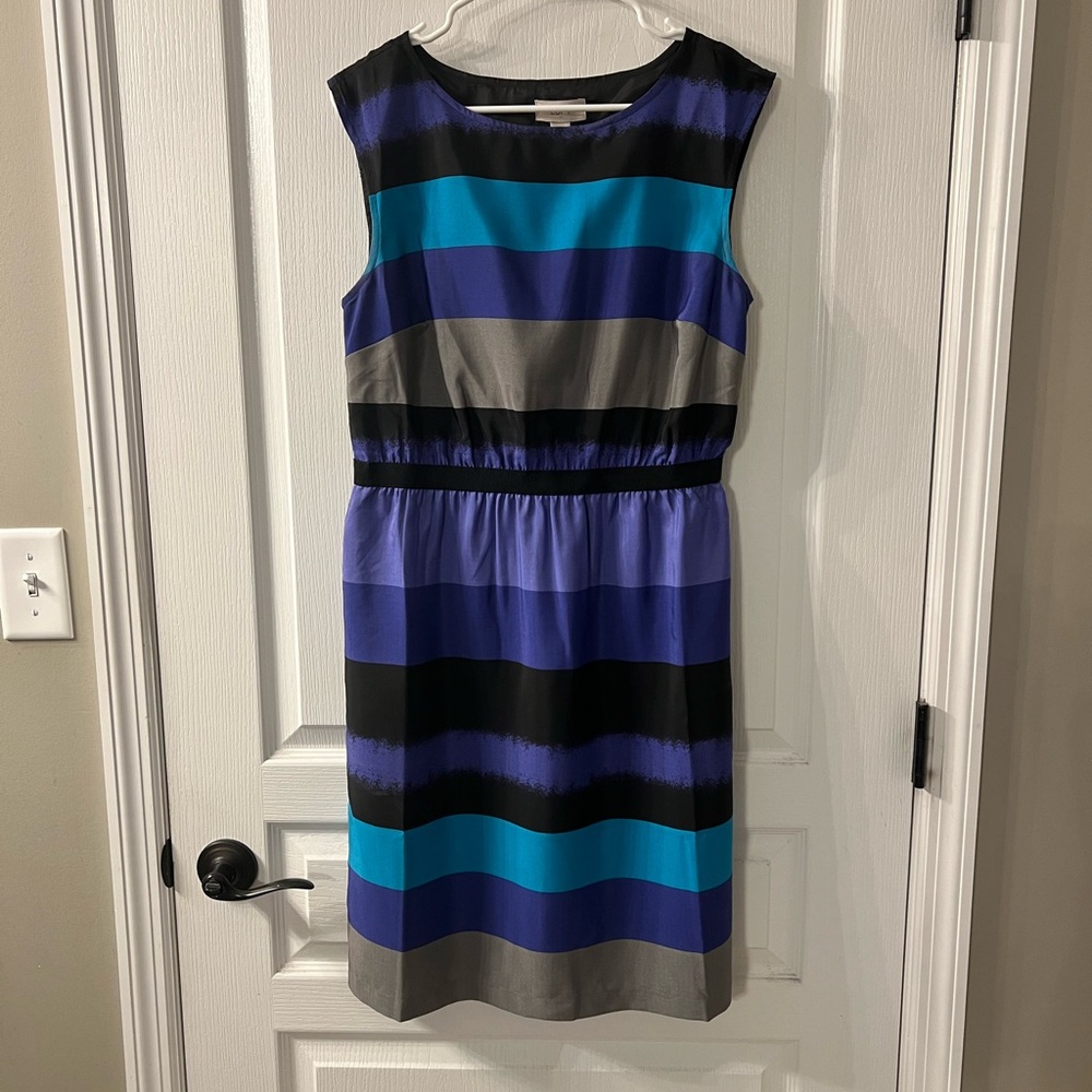 Women’s dress size Medium Ann Taylor Loft very colorful in excellent condition!